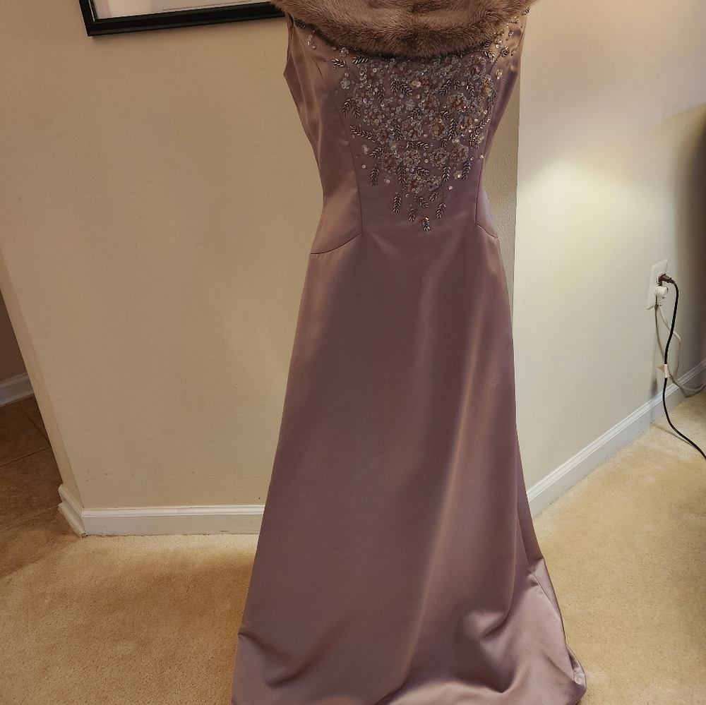 Victoria elegant, classic gown. Size 6.